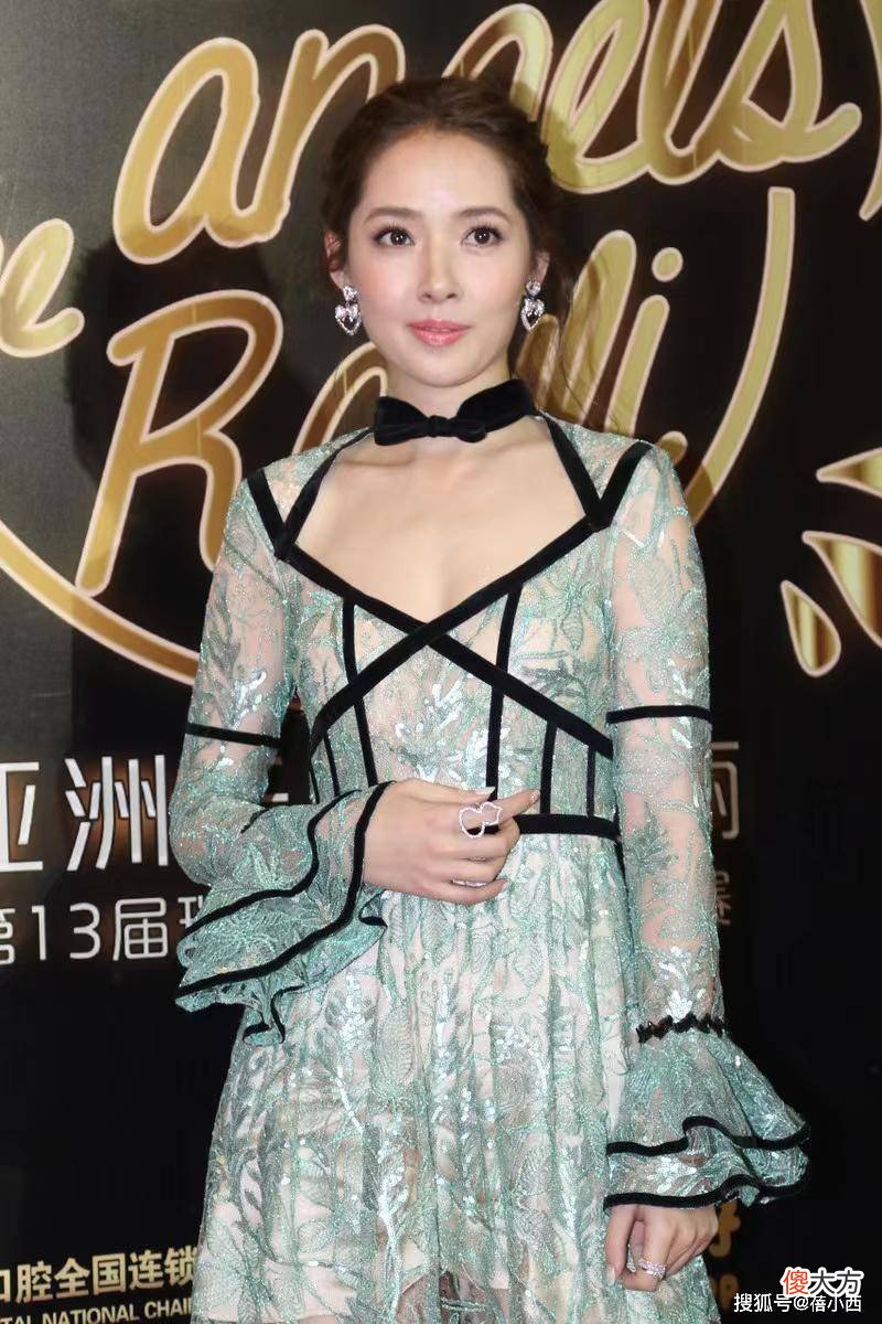 【就爱时尚】郭碧婷半透视连衣裙性感迷人，打破沉闷