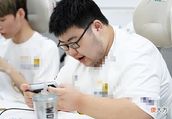 【游戏世界】小胖采访聊到狼队现状,队伍正逐步提升,水友:看来小胖是定心丸