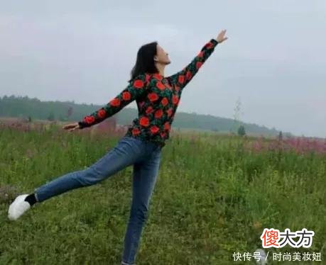 【时尚一点】刘芳菲剪了短发气质更出众，穿针织衫配百褶裙，就美成这样？