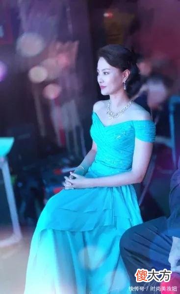 【时尚一点】刘芳菲剪了短发气质更出众，穿针织衫配百褶裙，就美成这样？