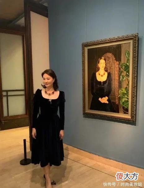 【时尚一点】刘芳菲剪了短发气质更出众，穿针织衫配百褶裙，就美成这样？