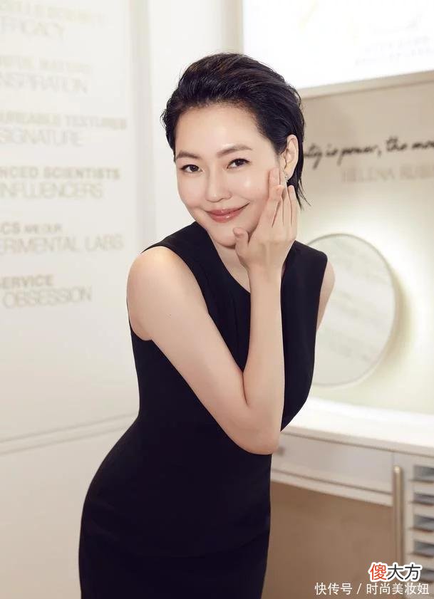 【时尚一点】小S个子虽小，但身材比例很惊艳，穿黑色连衣裙藏不住大长腿