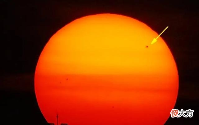 外星人在“偷取”能量？太阳表面疑出现UFO，这已不是第一次出现