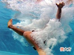 梦见别人落水获救