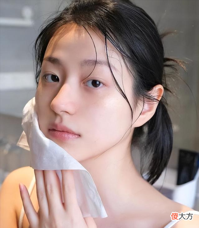 【时尚一点】每天都化妆的女人，建议尽量少用粉底液，否则别怪肤质会变差了