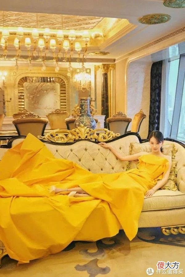 【时尚一点】全球首穿高定、戴百万珠宝，曾经土气的她终于飞升了 | 郑尔摩斯周报