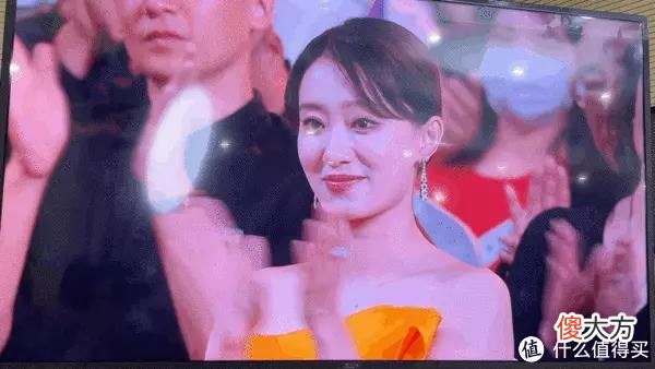 【时尚一点】全球首穿高定、戴百万珠宝，曾经土气的她终于飞升了 | 郑尔摩斯周报
