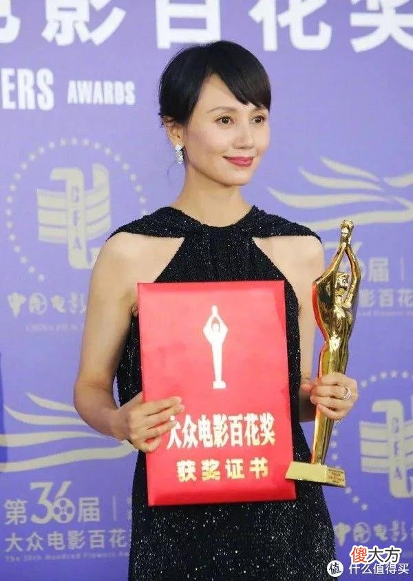【时尚一点】全球首穿高定、戴百万珠宝，曾经土气的她终于飞升了 | 郑尔摩斯周报