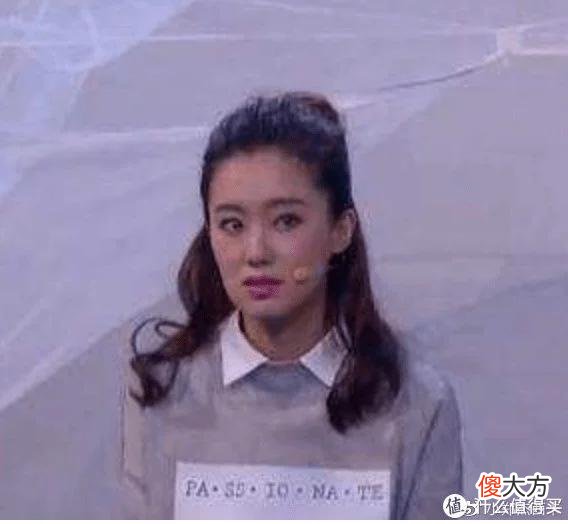 【时尚一点】全球首穿高定、戴百万珠宝，曾经土气的她终于飞升了 | 郑尔摩斯周报