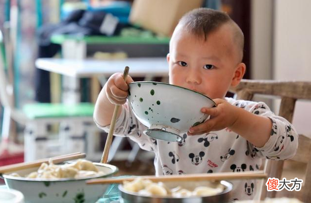 孩子吃饭多却长得矮？多半是家长做错了4件事，越早知道越好