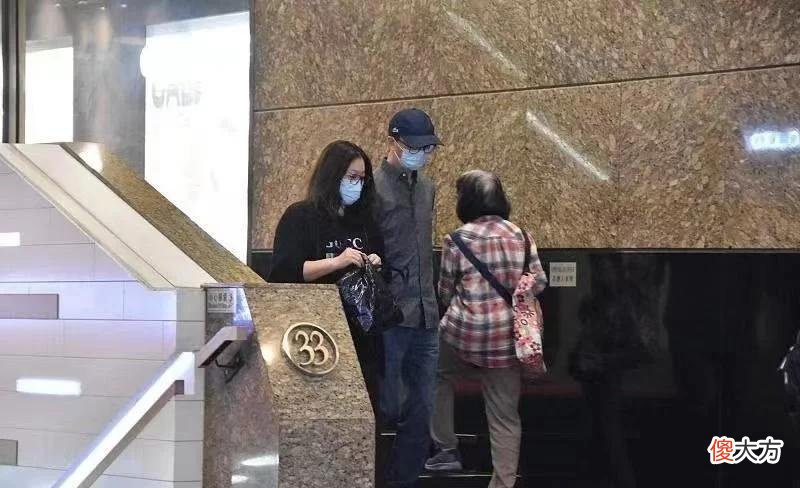 【就爱时尚】伏明霞为人低调，但穿得却很大牌，6千T恤配1万鞋看起来像路人