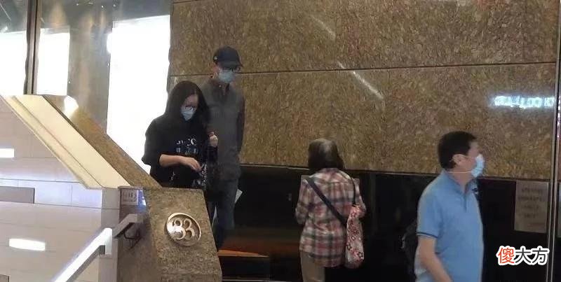 【就爱时尚】伏明霞为人低调，但穿得却很大牌，6千T恤配1万鞋看起来像路人