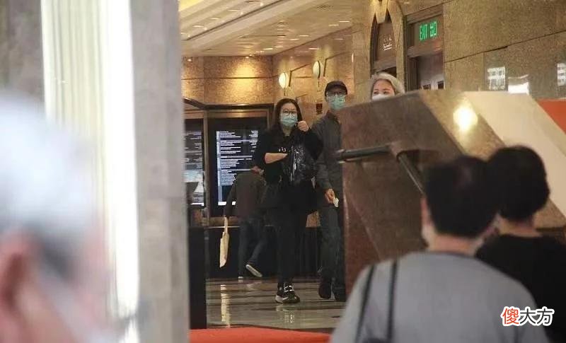 【就爱时尚】伏明霞为人低调，但穿得却很大牌，6千T恤配1万鞋看起来像路人