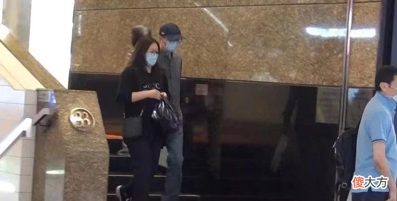 【就爱时尚】伏明霞为人低调，但穿得却很大牌，6千T恤配1万鞋看起来像路人