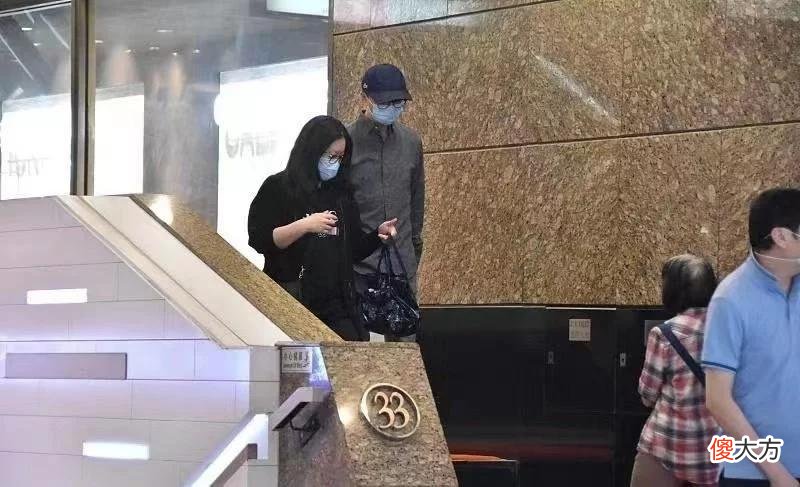【就爱时尚】伏明霞为人低调，但穿得却很大牌，6千T恤配1万鞋看起来像路人