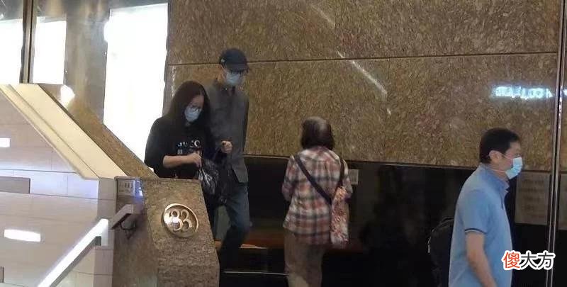 【就爱时尚】伏明霞为人低调，但穿得却很大牌，6千T恤配1万鞋看起来像路人
