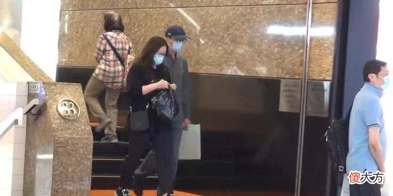 【就爱时尚】伏明霞为人低调，但穿得却很大牌，6千T恤配1万鞋看起来像路人