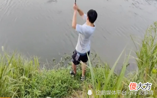 【游戏世界】耀扬直播钓鱼用力过猛跌入河中，网友：这就是所谓的能力出众？