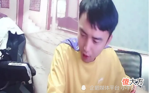【游戏世界】耀扬直播钓鱼用力过猛跌入河中，网友：这就是所谓的能力出众？