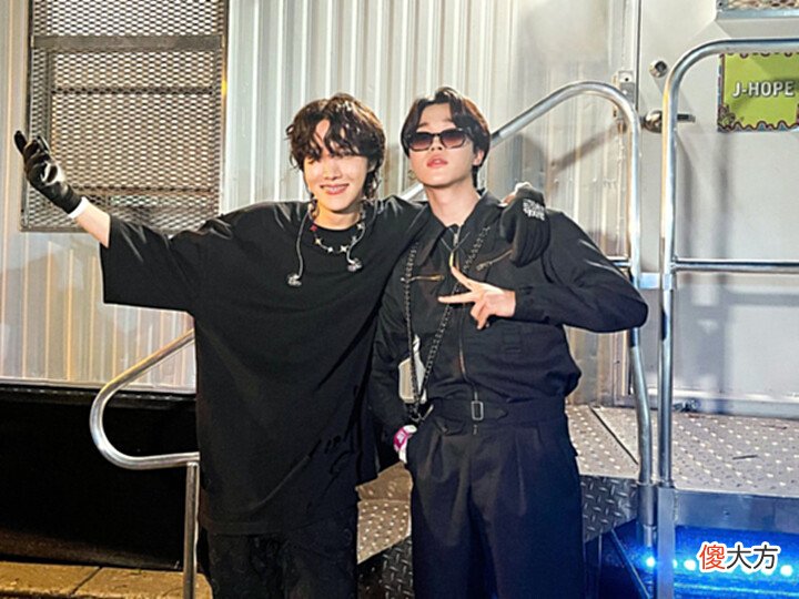 【游戏迷】j-hopeinLollapalooza“HEADLINER”,这么帅是可以的嘛?