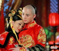 【爱历史】皇帝和皇后的洞房花烛夜做什么并不急着行夫妻之事，反而先跪拜