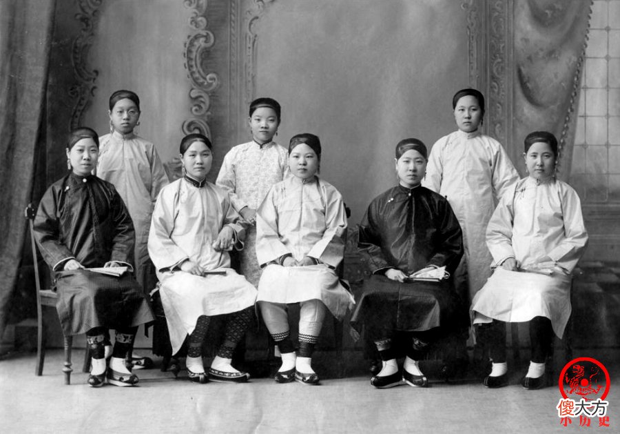 【历史故事】晚清老照片：6名男子拍合影表情滑稽搞笑，青楼女子其貌不扬