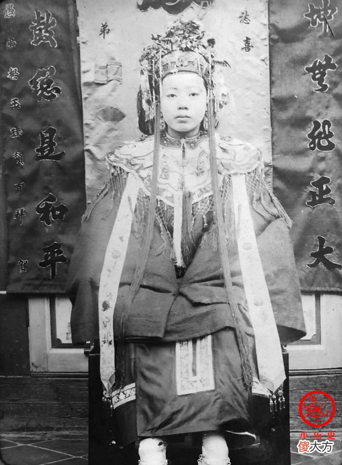 【历史故事】晚清老照片：6名男子拍合影表情滑稽搞笑，青楼女子其貌不扬