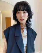 【就爱时尚】35岁左右的女性想烫发，有什么洋气好看又不显老的发型推荐吗？