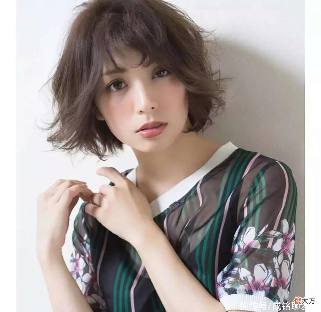 【就爱时尚】35岁左右的女性想烫发，有什么洋气好看又不显老的发型推荐吗？