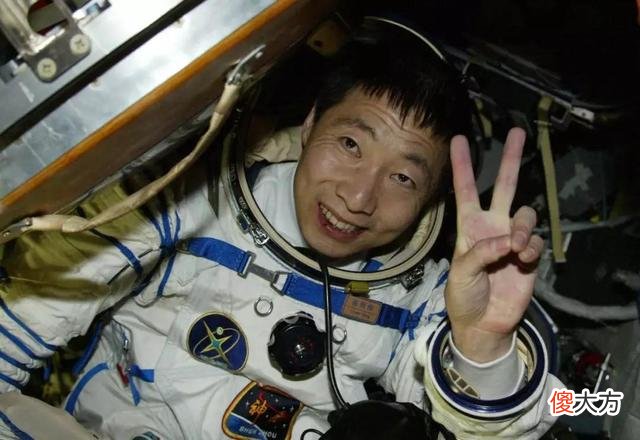 杨利伟曾在太空听到“敲窗”声，17年后真相揭开，庆幸捡回一命