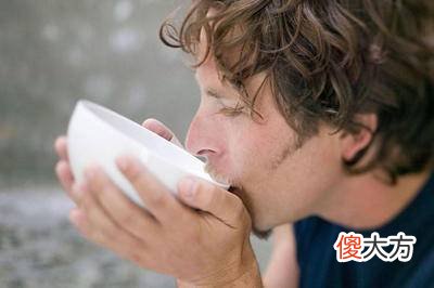 一小伙为长寿不喝水 3年半滴水未进称要靠此活到150岁