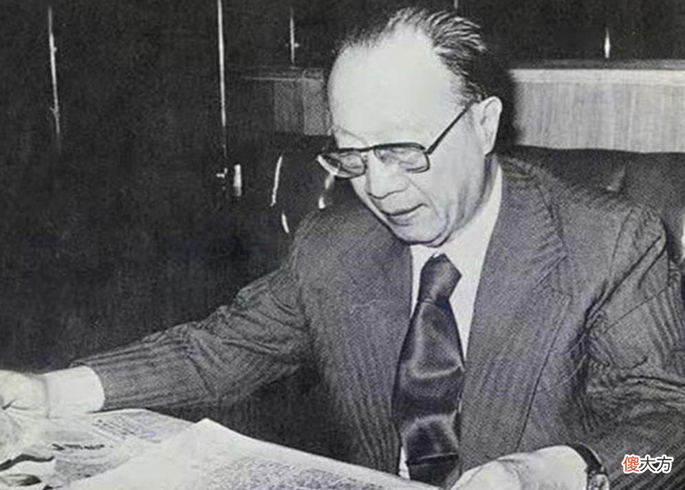 【爱历史】梁秋实鞋带松开了，妻子俯身为他系鞋带，不料却从此天人永隔