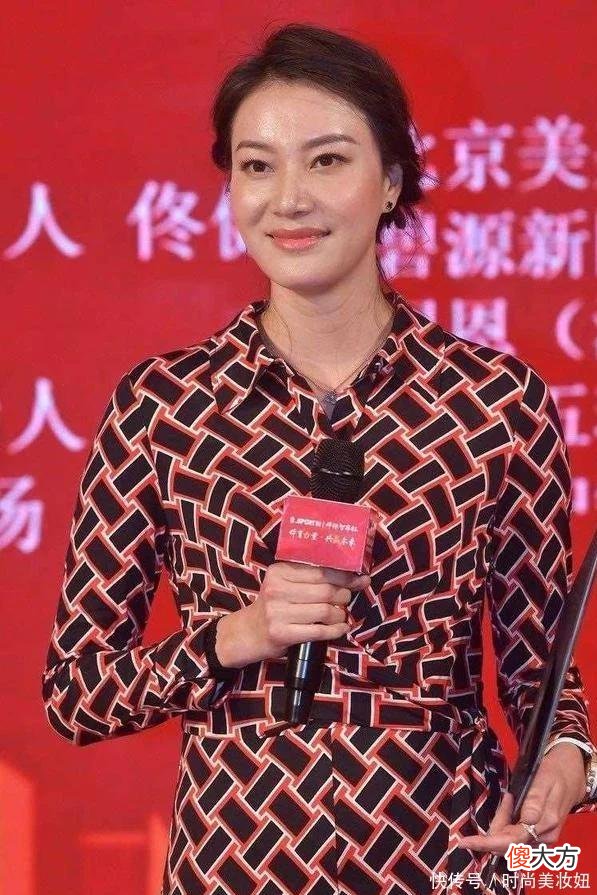 【就爱时尚】谢杏芳178cm身材好惊艳,穿几何图案连体裤亮相,1米5长腿太抢镜