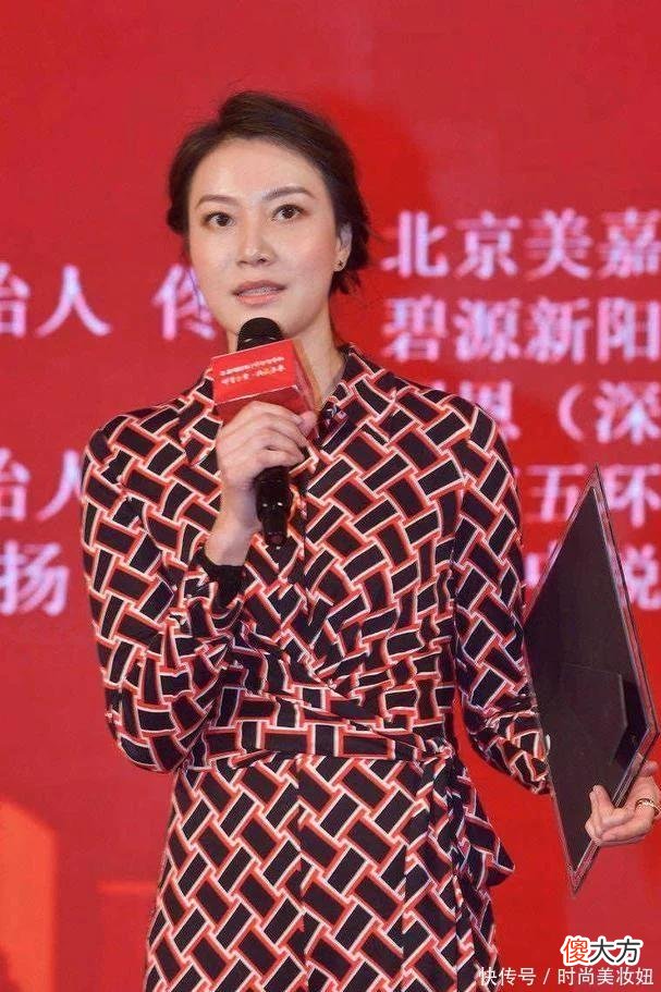 【就爱时尚】谢杏芳178cm身材好惊艳,穿几何图案连体裤亮相,1米5长腿太抢镜