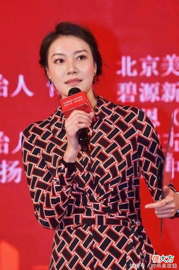 【就爱时尚】谢杏芳178cm身材好惊艳,穿几何图案连体裤亮相,1米5长腿太抢镜