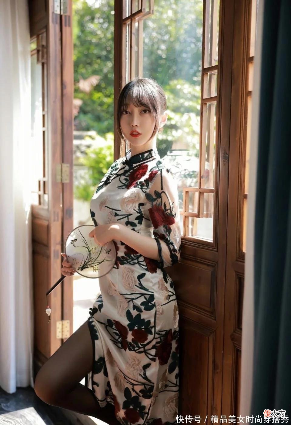 【时尚一点】旗袍在视觉上立体感十足，精致的立领以及盘扣的点缀，复古感十足，展现不一样的古韵
