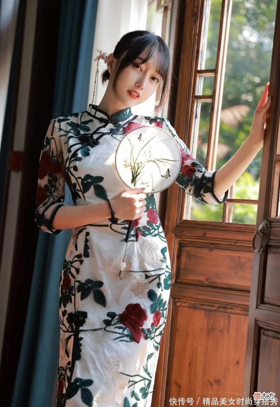 【时尚一点】旗袍在视觉上立体感十足，精致的立领以及盘扣的点缀，复古感十足，展现不一样的古韵
