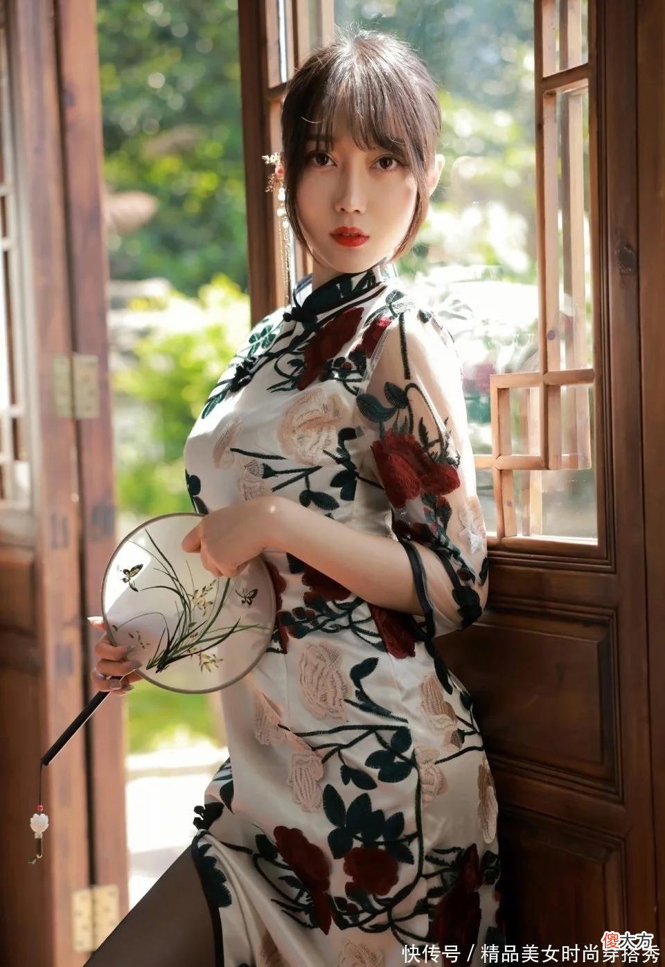 【时尚一点】旗袍在视觉上立体感十足，精致的立领以及盘扣的点缀，复古感十足，展现不一样的古韵