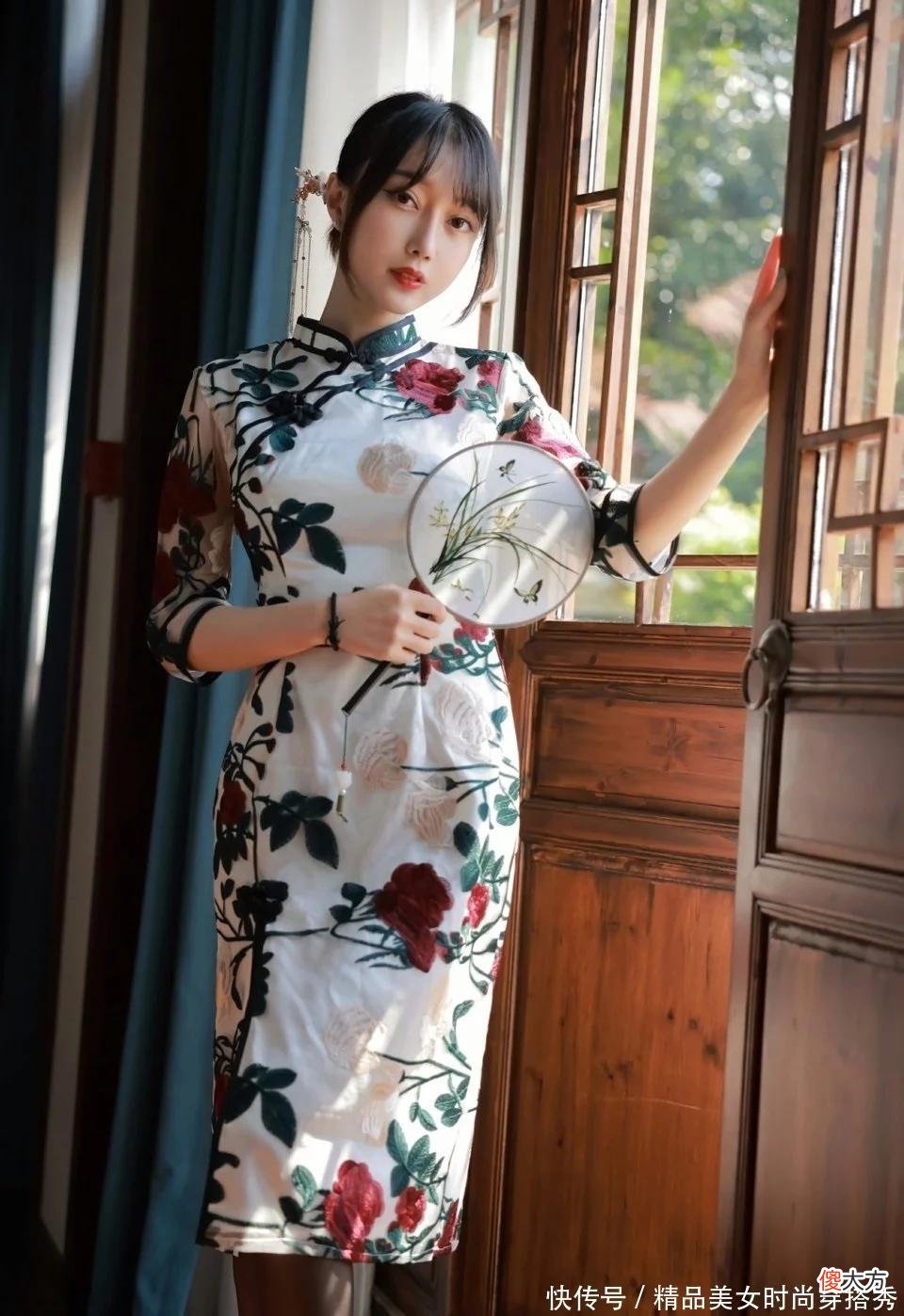 【时尚一点】旗袍在视觉上立体感十足，精致的立领以及盘扣的点缀，复古感十足，展现不一样的古韵