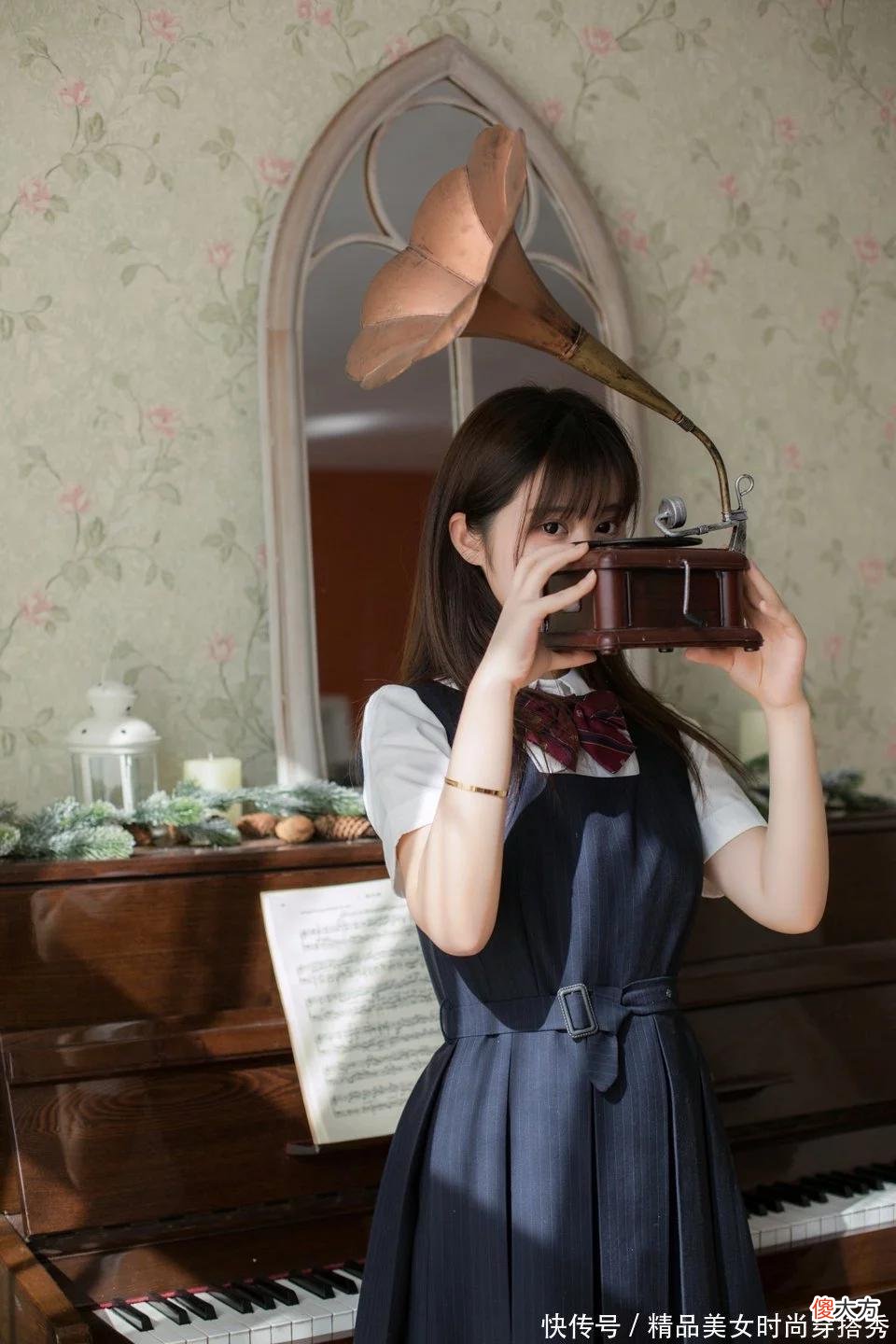 【时尚一点】白色的短袖衬衫搭配黑色的马甲裙，妥妥地萌妹子一枚
