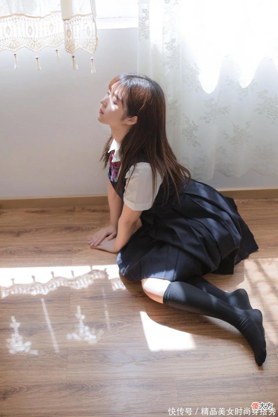【时尚一点】白色的短袖衬衫搭配黑色的马甲裙，妥妥地萌妹子一枚
