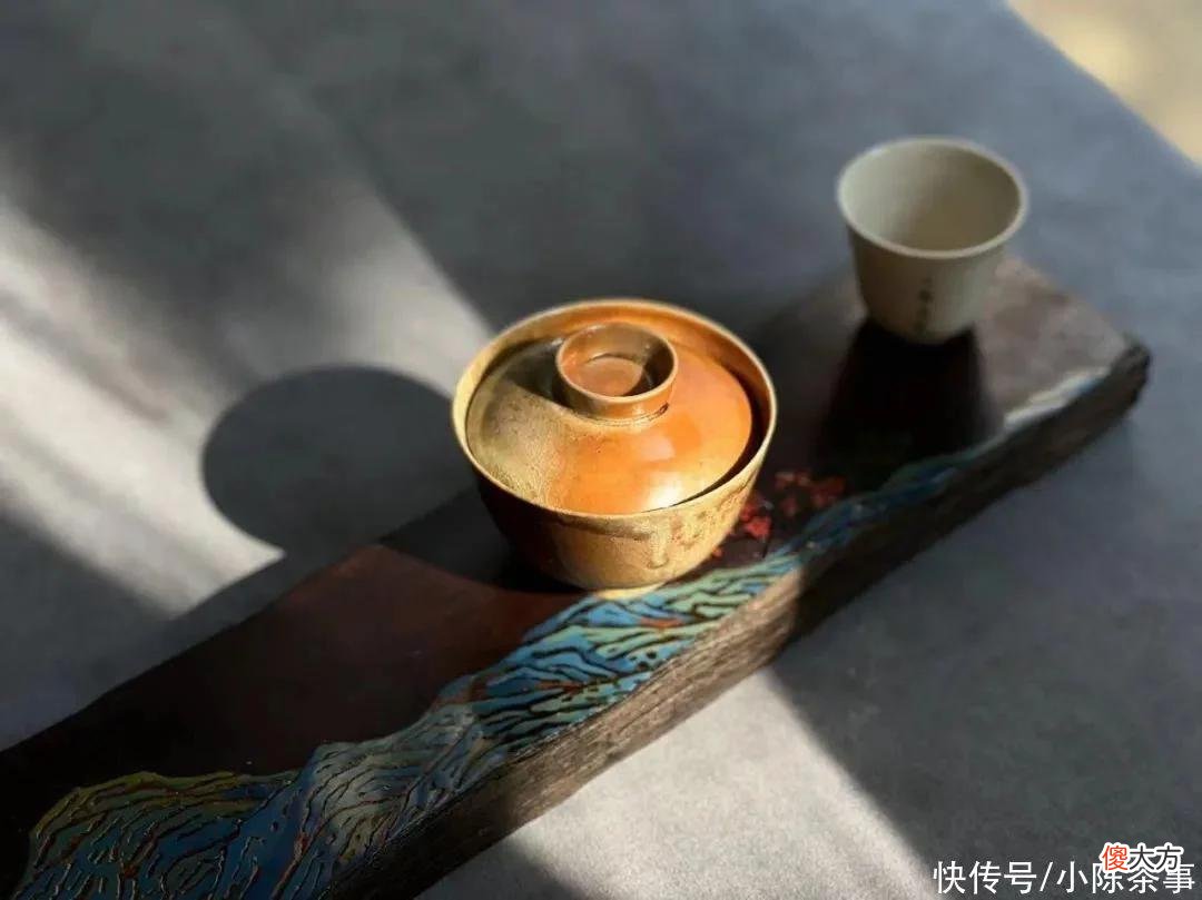 【就爱时尚】从紧身牛仔裤，到低胸装，不卖弄风情，就不会泡茶、卖茶了？
