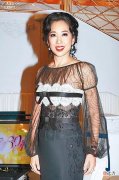 【就爱时尚】朱玲玲的怼脸拍好年轻啊，有皱纹但脸上胶原蛋白满满，看着像40岁