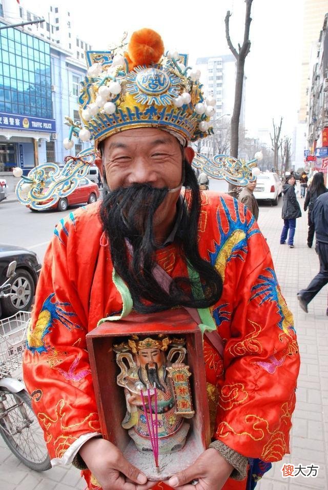 【历史故事】清末民初，为何别人难吞火炭而张三却可吞咽自如？