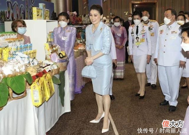 【就爱时尚】苏提达见外宾又换风格!蓝裙配娃娃领上衣真美,第一夫人沦为陪衬