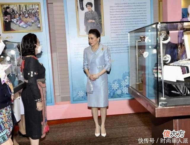 【就爱时尚】苏提达见外宾又换风格!蓝裙配娃娃领上衣真美,第一夫人沦为陪衬