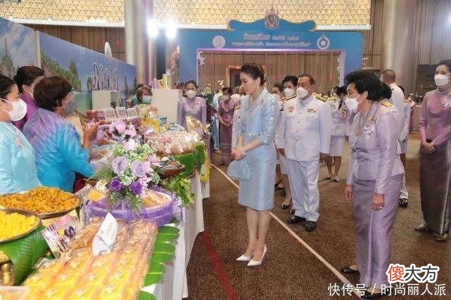 【就爱时尚】苏提达见外宾又换风格!蓝裙配娃娃领上衣真美,第一夫人沦为陪衬