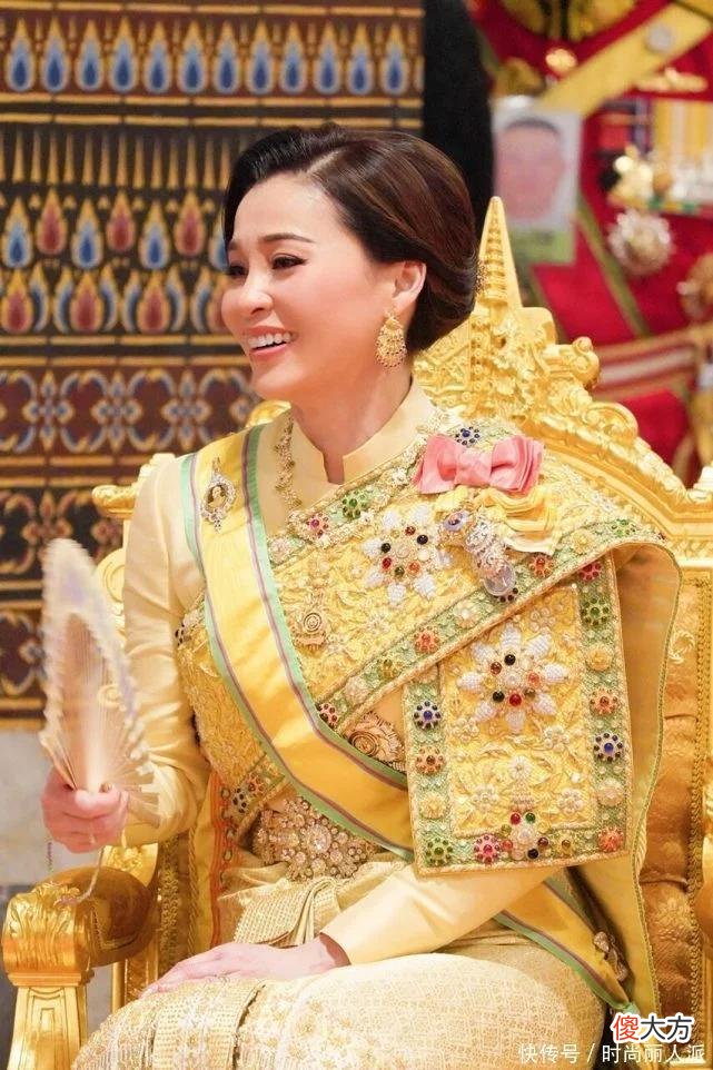 【就爱时尚】苏提达见外宾又换风格!蓝裙配娃娃领上衣真美,第一夫人沦为陪衬