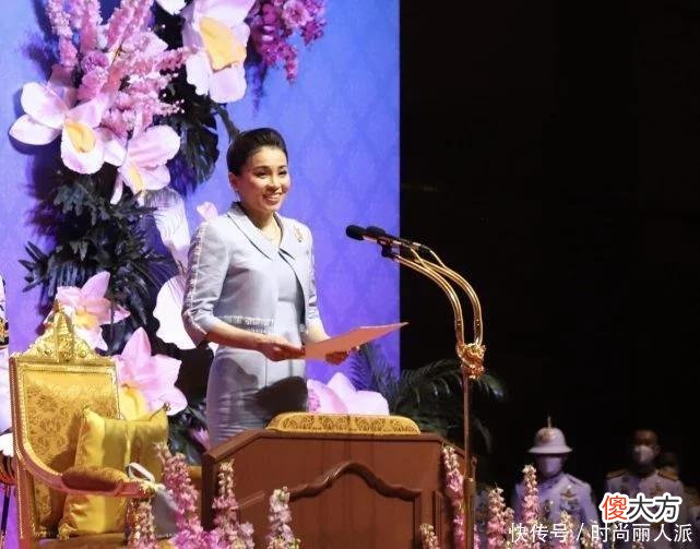【就爱时尚】苏提达见外宾又换风格!蓝裙配娃娃领上衣真美,第一夫人沦为陪衬