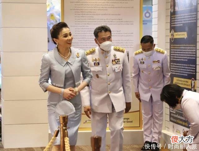 【就爱时尚】苏提达见外宾又换风格!蓝裙配娃娃领上衣真美,第一夫人沦为陪衬